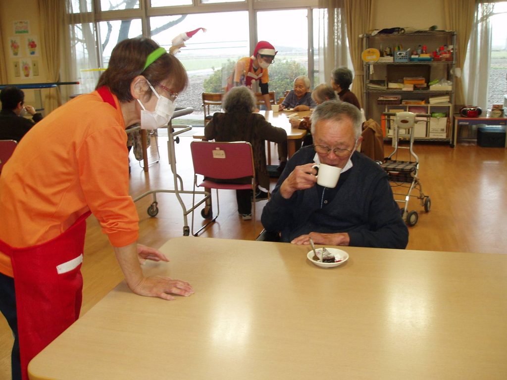 クリスマス会でケーキ