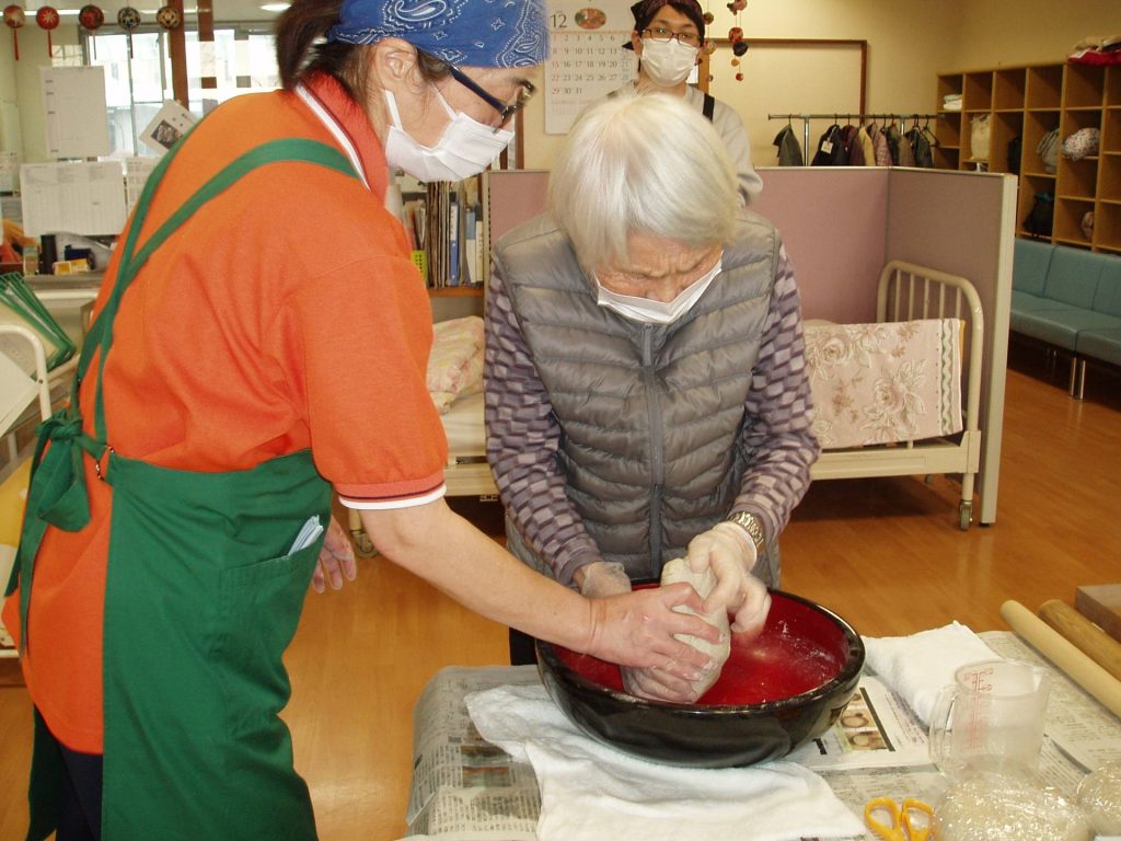 そば打ちを利用者さんにも体験