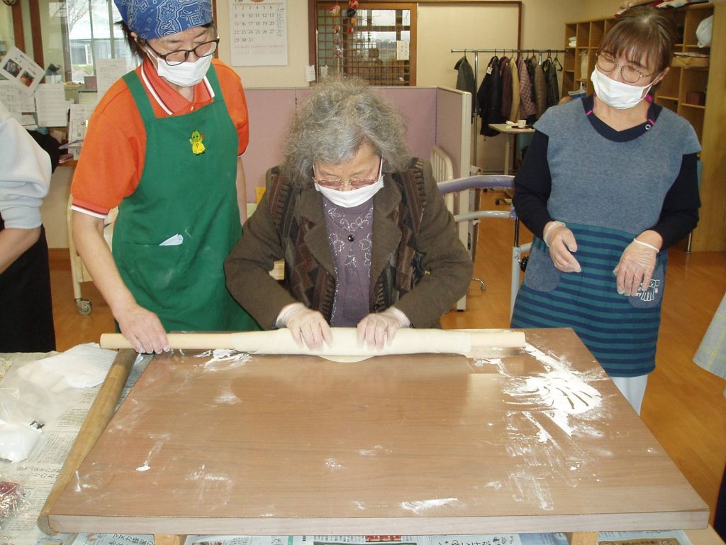 そば打ちを利用者さんにも体験